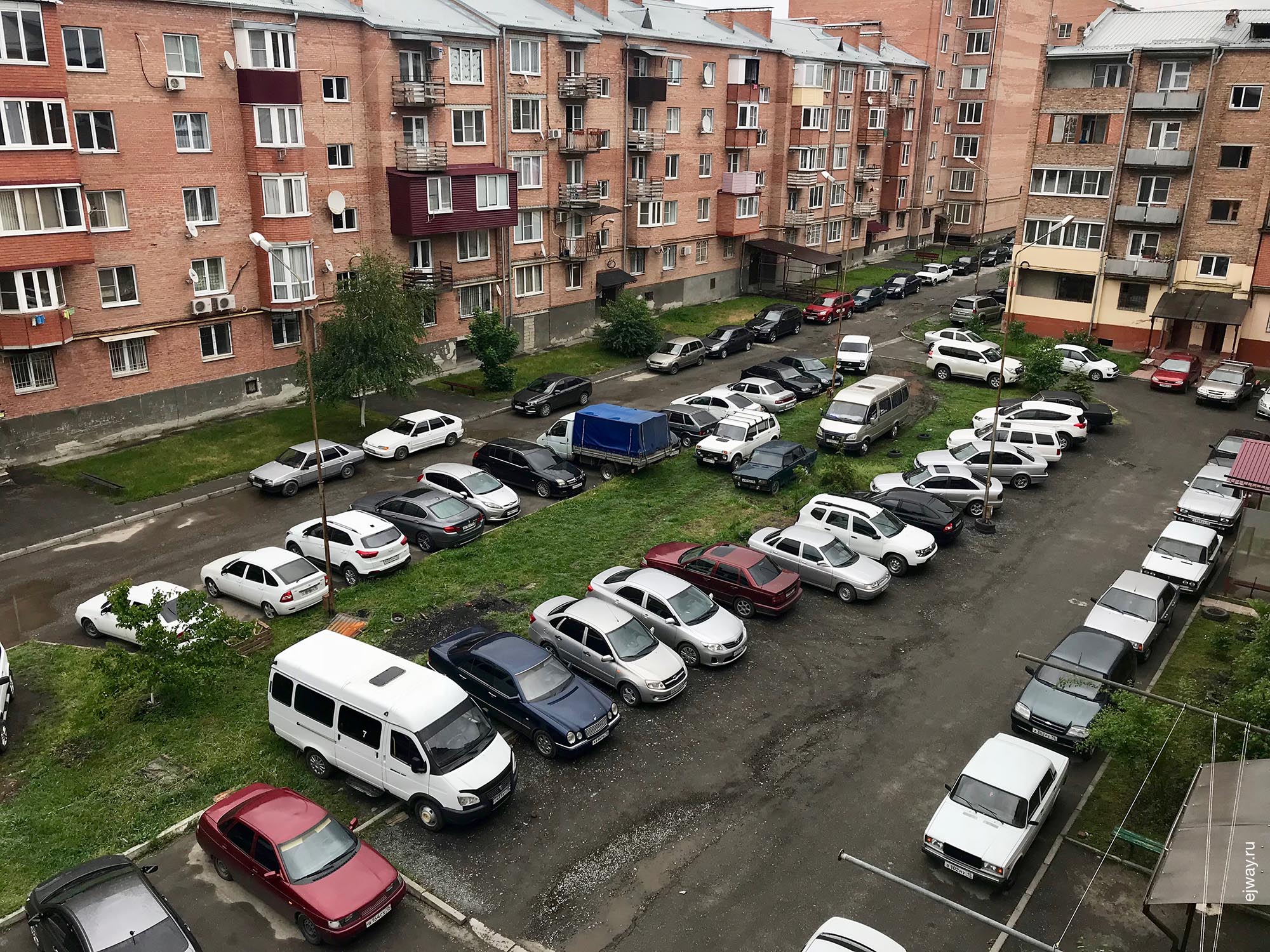 Россия, Владикавказ, Парковка вместо двора, ejway.ru, парковка, хаос, двор, жизнь, развитие, городская среда, прогноз